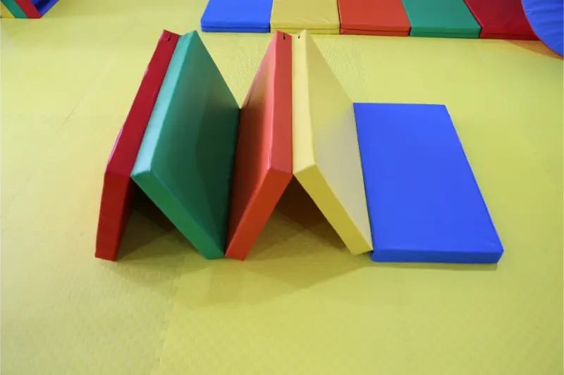 Az XOT XIN OUTAI elmélyíti a termék kutatás-fejlesztést, testreszabott puha felszerelési megoldásokat biztosítva a globális gyermeksport intézmények számára